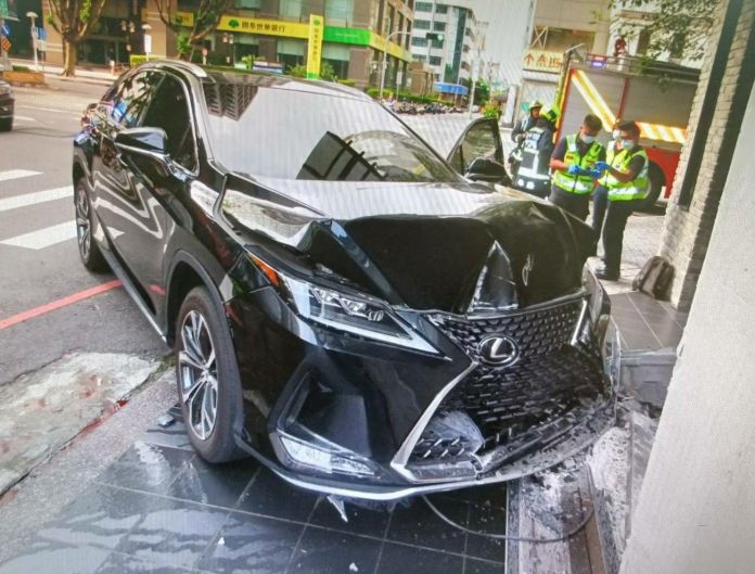 (失控衝撞店門片)台中無老鍋分店被撞! 自小客車閃避貨車不及衝撞店門 77 1 | 社會 社會 記者爆料網