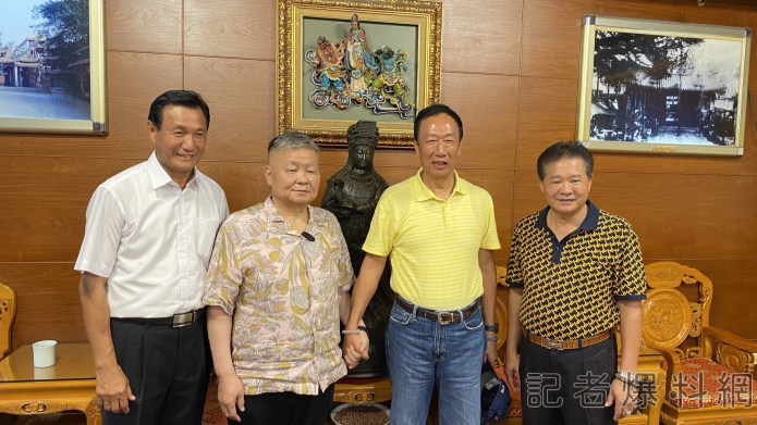 郭台銘今訪鎮瀾宮董事長顏清標親接待 「雙董」十指緊扣展現好交情 57 S 37445724 | 政治 政治 記者爆料網