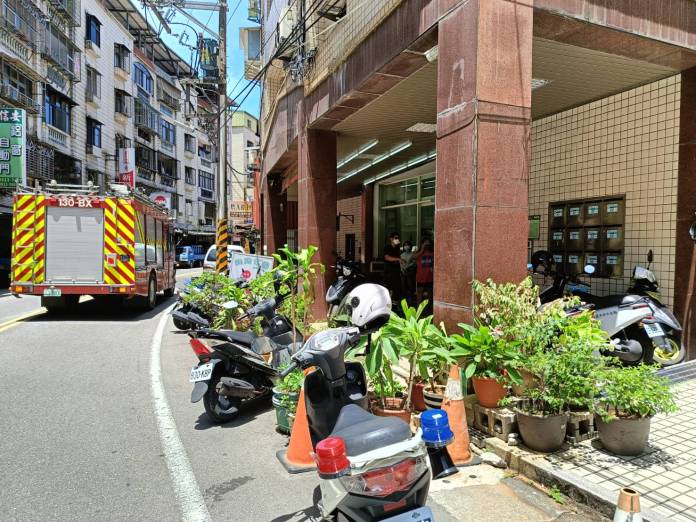 淡水男家中暴斃傳異味 行動不便老母親一息尚存 79 111 14 | 社會 社會 記者爆料網