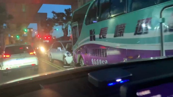 快訊/新莊自小客車逆向撞遊覽車 駕駛手部擦傷送醫 82 211 19 | 社會 社會 記者爆料網