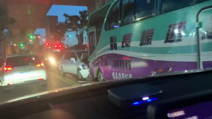 快訊/新莊自小客車逆向撞遊覽車 駕駛手部擦傷送醫 81 211 19 | 社會 社會 記者爆料網