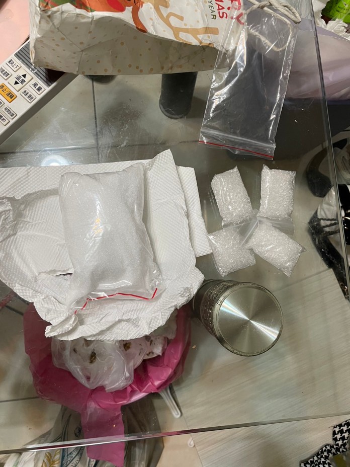 脫離明仁會自立門戶 男躲汐止大樓分裝毒品販售大開毒趴 81 611 14 | 社會 社會 記者爆料網