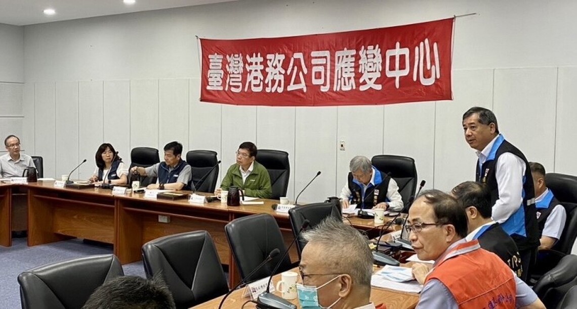 交通部長王國材視導高雄港 全力執行天使輪應變措施