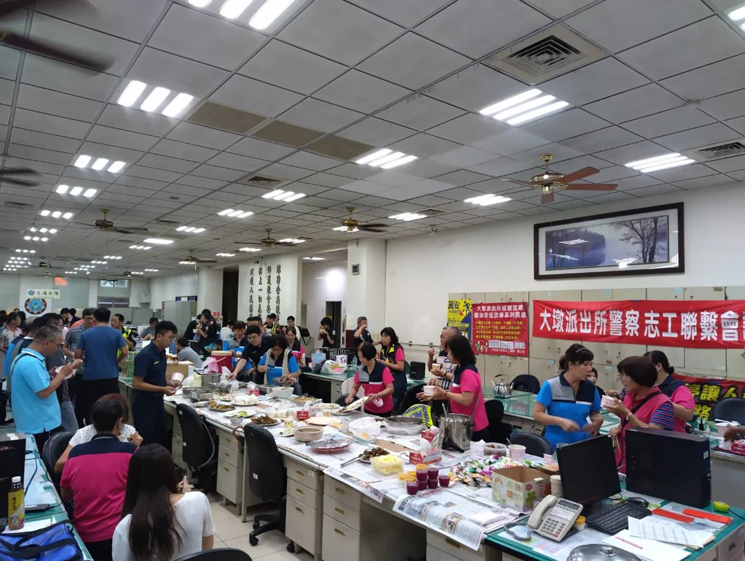 現場擺滿美味佳餚供同仁享用。(圖/記者謝榮浤翻攝)