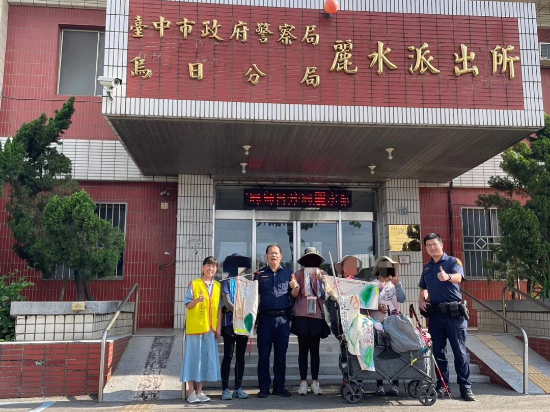 挑戰50天環島！4高中畢業生徒步圓夢｜烏日分局麗水所警送「涼」加油打氣