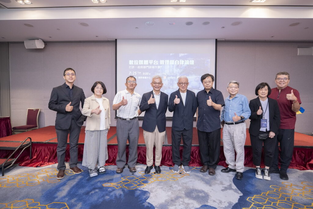 由左至右:陳延昇、陳依玫、黃啟倉、黃清龍、曹興誠董事長、曾建元、范疇、黃秀錦、陳雨鑫