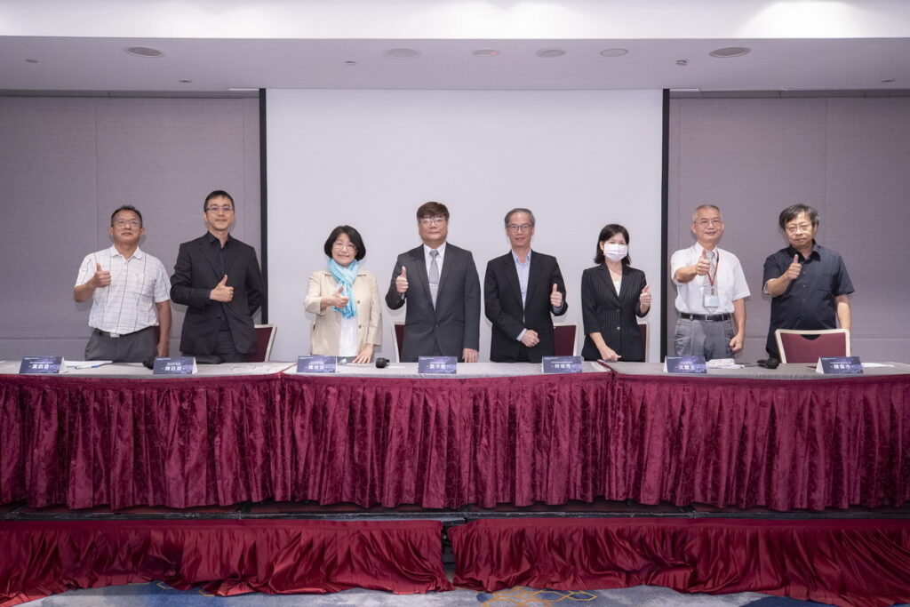 由左至右:黃啟倉、陳延昇、陳依玫、金管會證期局副局長張子敏、數位部數位產業署副署長林俊秀、公平會公平競爭處處長沈麗玉、NCC基礎設施處陳春木處長、公民監督國會聯盟理事長曾建元