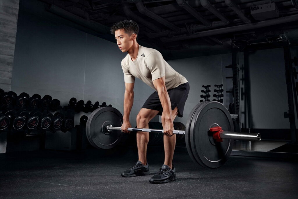 李智凱身著的STRENGTH米色彈性短袖上衣使用AEROREADY技術能吸濕排汗及全新PU印花能增加耐久性