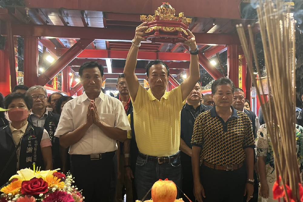 郭台銘參拜大甲鎮瀾宮:人民需要改變 改變才有希望 298 郭台銘參拜大甲鎮瀾宮:人民需要改變 改變才有希望 297