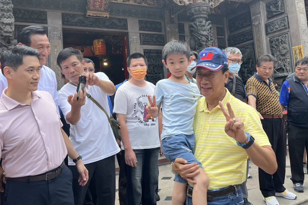 郭台銘參拜大甲鎮瀾宮:人民需要改變 改變才有希望 300 郭台銘參拜大甲鎮瀾宮:人民需要改變 改變才有希望 299