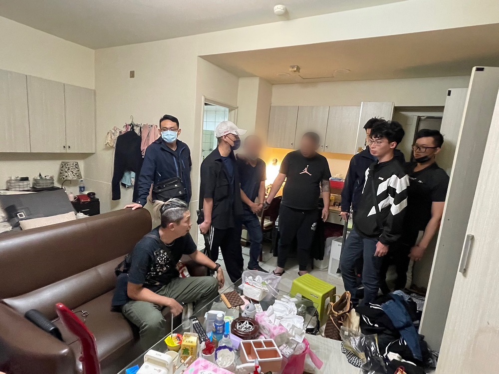 社區民宅開毒趴 查獲毒品分裝場逮三人 282 社區民宅開毒趴 查獲毒品分裝場逮三人 281