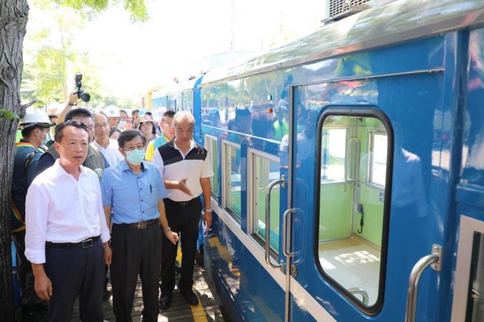 嘉義縣旅遊新亮點 翁章梁視察蒜頭糖廠五分車新車廂