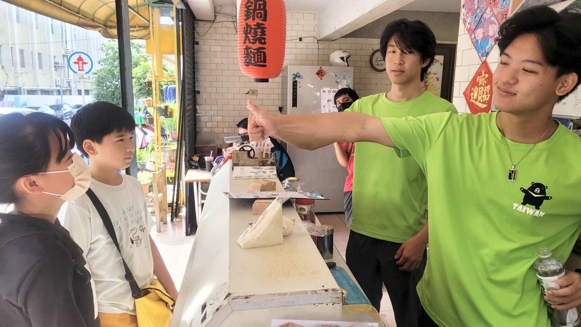 漾新聞|到早餐店點餐竟然要用英文?這係真ㄟ!壽山國中攜手海外志工社區英文開口說