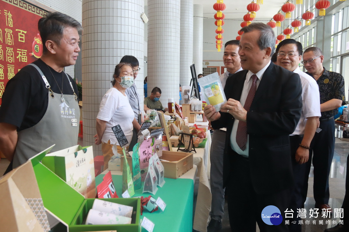 王副縣長參觀展示的在地產品。(記者扶小萍攝)