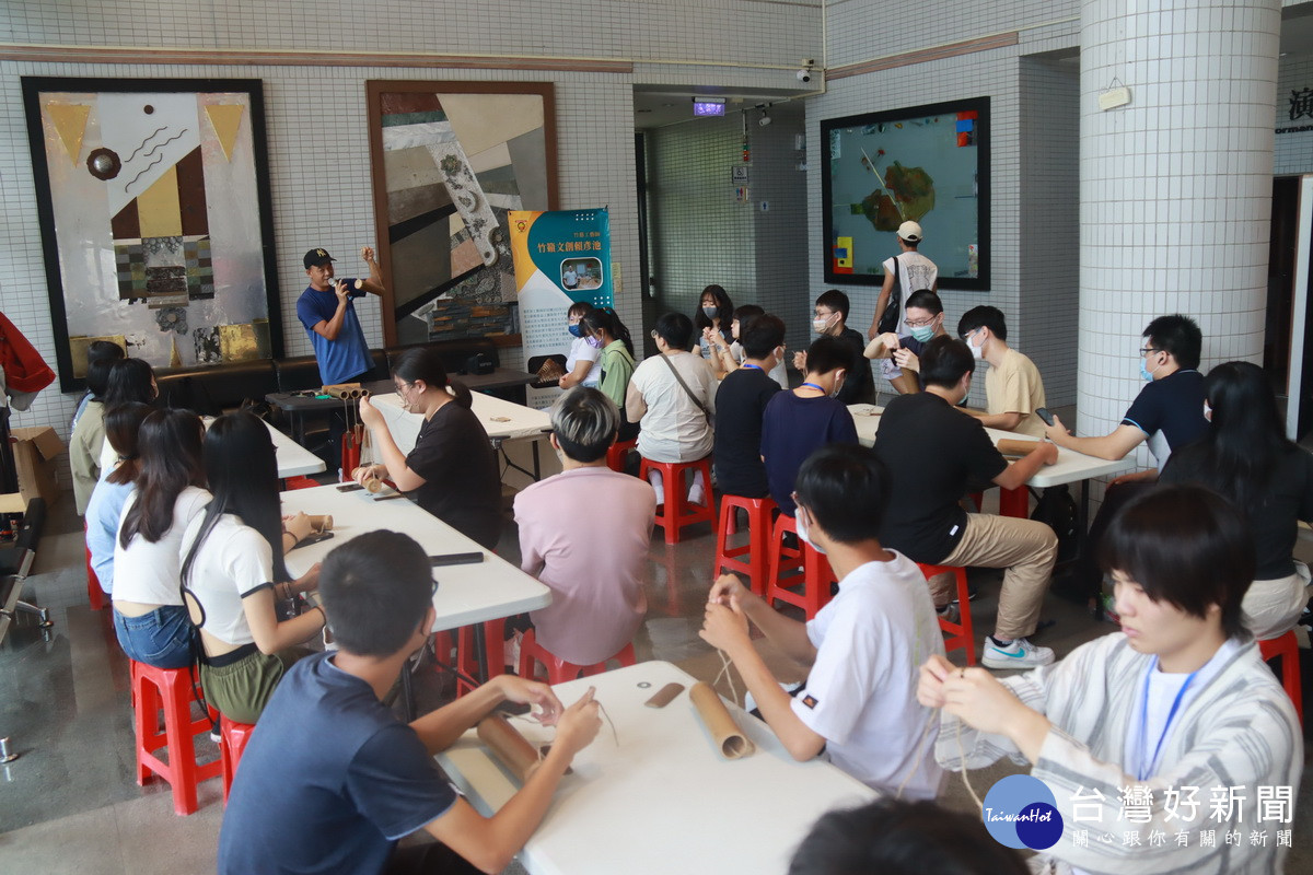 南開邀職人指導縣府參訪人員手作竹風鈴。(記者扶小萍攝)