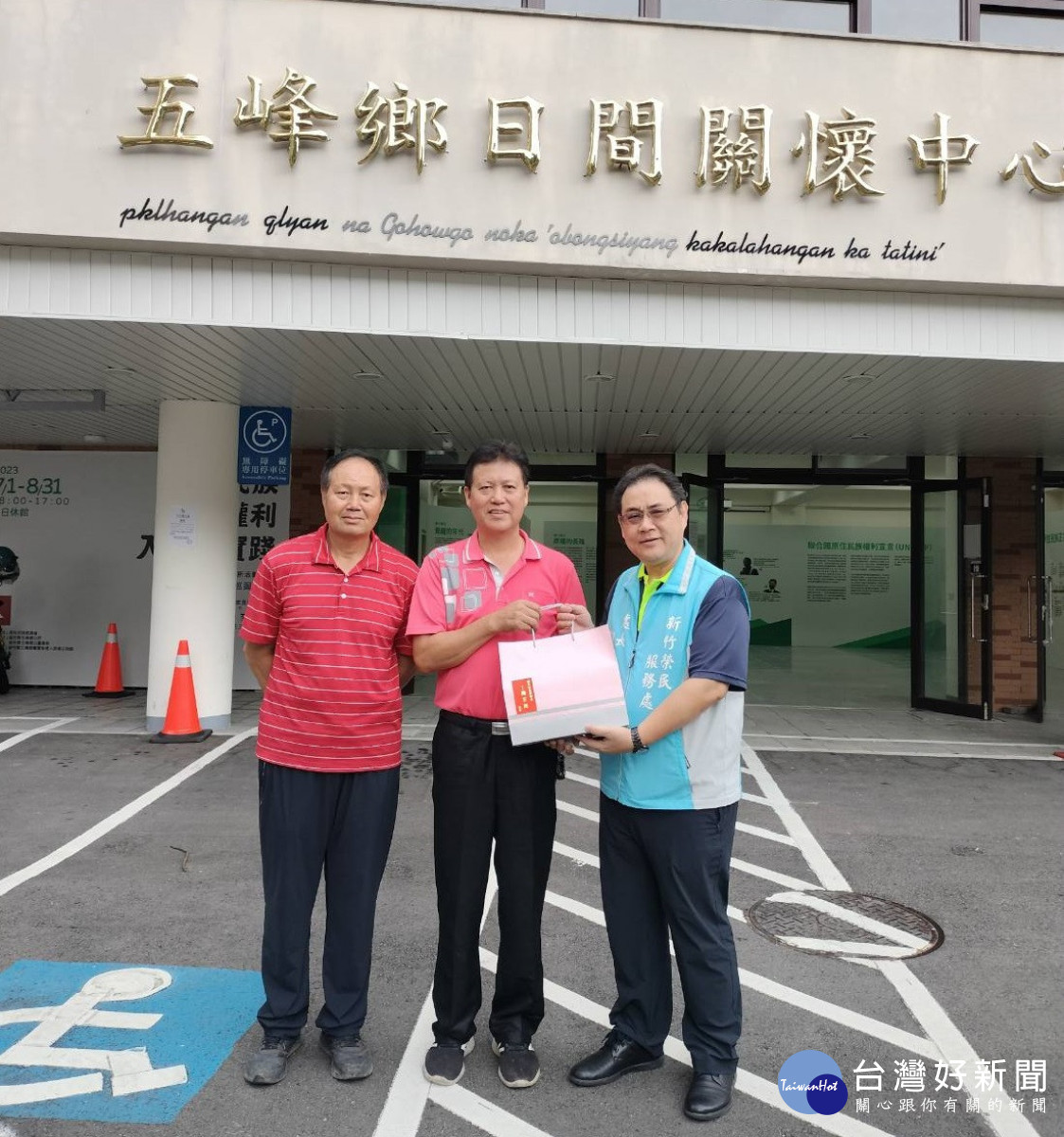 新竹榮服處鞠宗顯處長(右) 關懷訪視榮民趙先生(中)，叮嚀颱風期間做好防颱準備