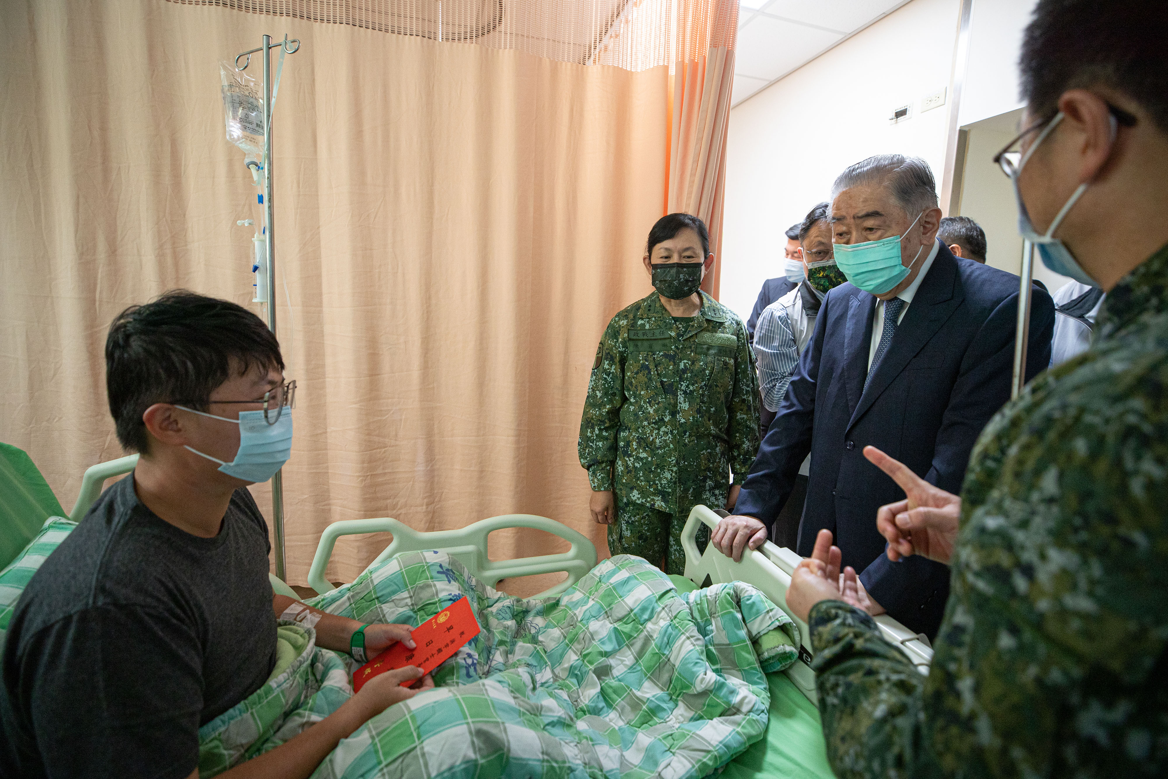　軍友社榮譽理事長李棟樑慰問基隆彈藥分庫爆炸受傷官兵。軍聞社