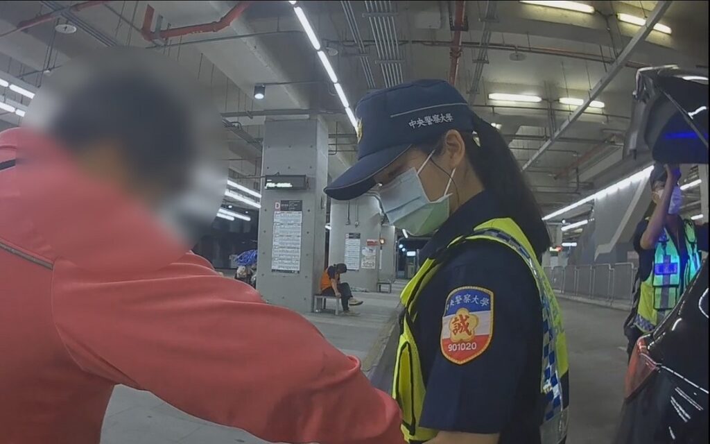 ▲圖說:67歲獨居的陳姓婦人流落臺中火車站,員警見狀上前關心 (圖/台中市政府提供)