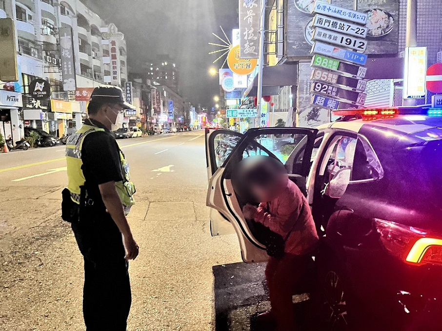 ▲圖說:員警透過街景地圖比對,熱心協助陳姓婦人返回大里區的住家 (圖/台中市政府提供)