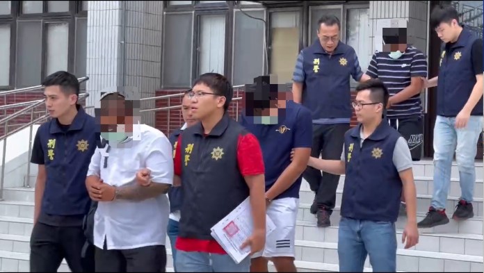 (逮捕詐團車手片)騙走老翁400餘萬還不放手 詐團派3車手欲再領款遭警逮捕 80 3名車手。民眾提供 | 社會 社會 記者爆料網