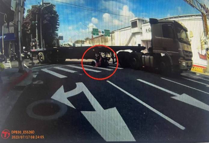 命大!女騎士遭聯結車捲入車底 執勤警神反應即刻救援 67 311 21 | 社會 社會 記者爆料網