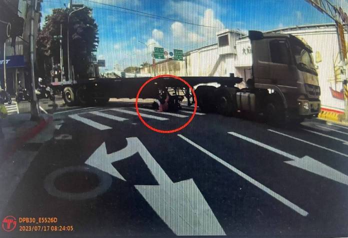 命大!女騎士遭聯結車捲入車底 執勤警神反應即刻救援 65 311 21 | 社會 社會 記者爆料網
