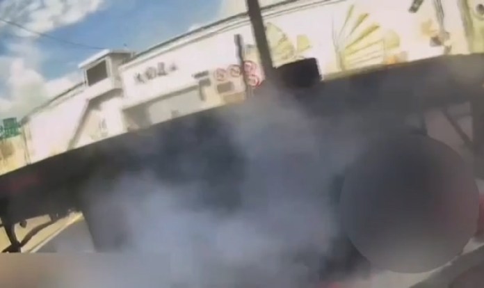 命大!女騎士遭聯結車捲入車底 執勤警神反應即刻救援 66 312 19 | 社會 社會 記者爆料網