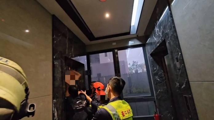 9名上班族陸續被救出。民眾提供 | 社會 社會 記者爆料網