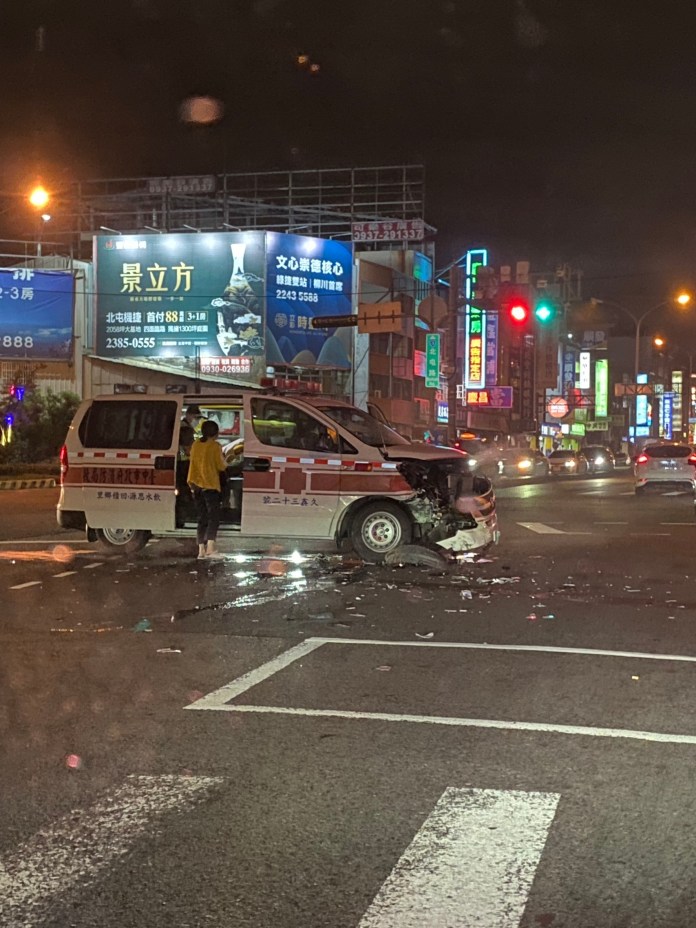 (救護車車禍片)中市救護車車禍! 與自小客車相撞兩人受傷 54 | 社會 社會 記者爆料網