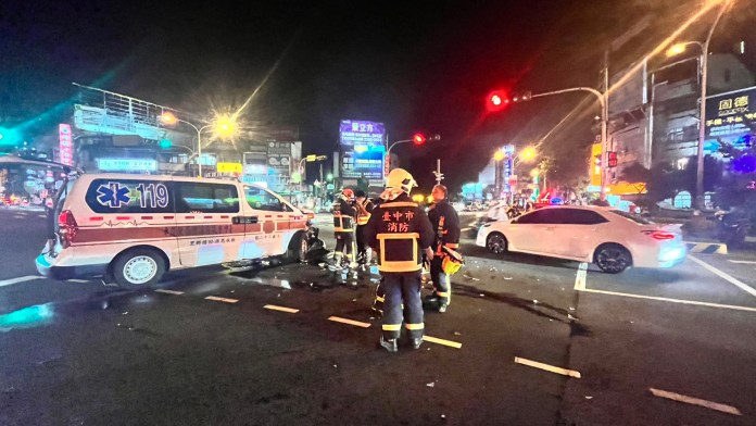 (救護車車禍片)中市救護車車禍! 與自小客車相撞兩人受傷 51 | 社會 社會 記者爆料網