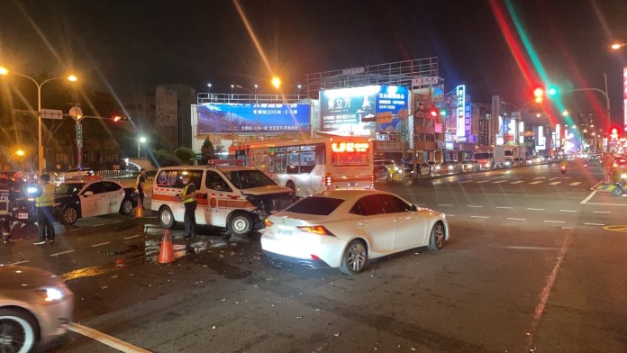 (救護車車禍片)中市救護車車禍! 與自小客車相撞兩人受傷 52 | 社會 社會 記者爆料網