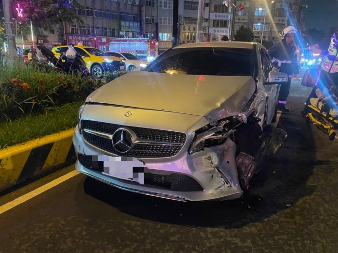 (救護車車禍片)中市救護車車禍! 與自小客車相撞兩人受傷 53 | 社會 社會 記者爆料網