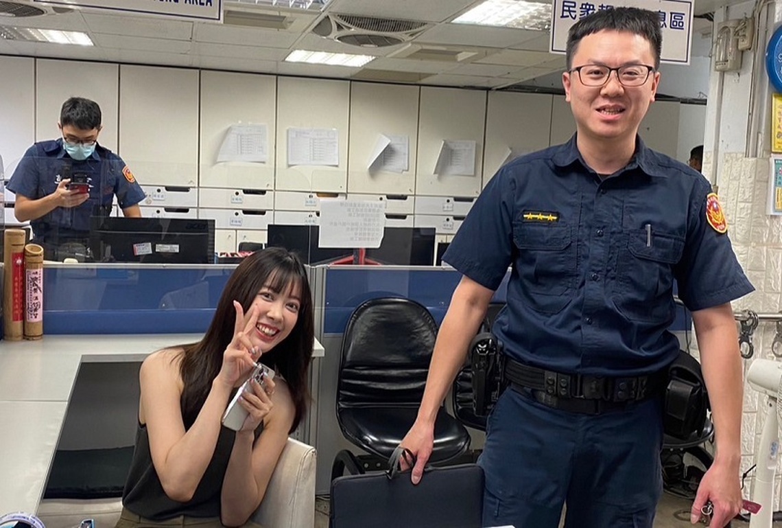 女子搭車外出遺忘筆電 熱心警積極訪查計程車找回筆電