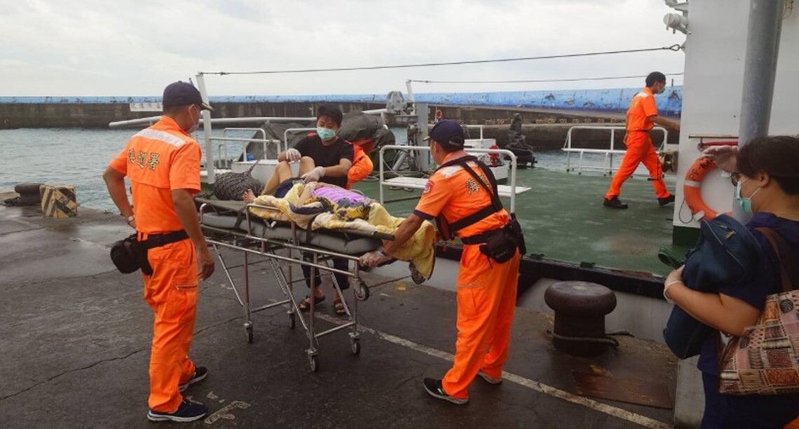 小琉球民眾急需就醫 高雄海巡隊緊急派艇救援