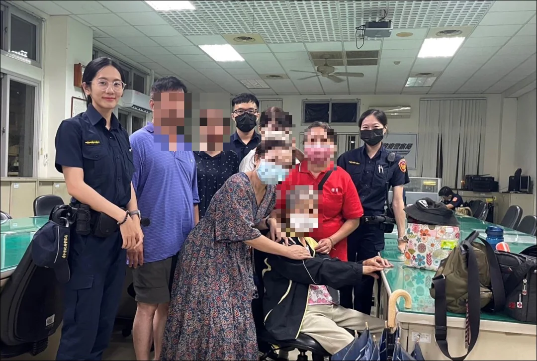 失智婦迷途徘迴10公里｜暖警雨中助婦平安返家