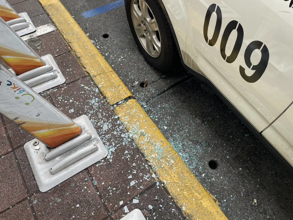 大安分局警車車窗遭踹破。（記者林金聖翻攝）