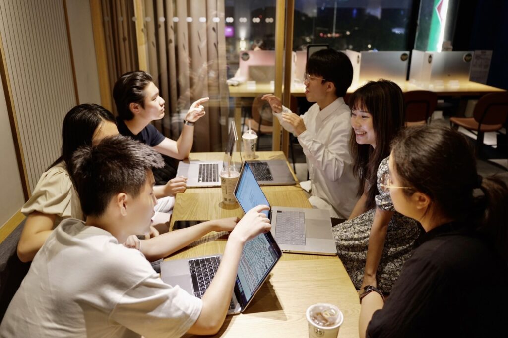 資訊爆炸 學生創學呀平台拉近學生與資源距離 資訊爆炸時代,AI帶領世界大躍進,學生創「學呀」平台,今年 6 月更新版本,整合了包含均一教育平台和可汗學院在內 6 個教育平台的學習資源,拉近學生與千千萬萬件資源距離。