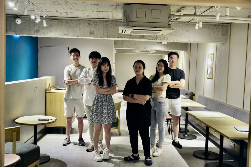 「學呀」跟上AI潮流 學生熱情參與討論 資訊爆炸時代,AI帶領世界大躍進,學生創「學呀」平台,「學呀」跟著近期的生成式人工智慧(AI)潮流,將智慧問答機器向導入平台,讓豐富的學習資源又多了一個互動的層面。
