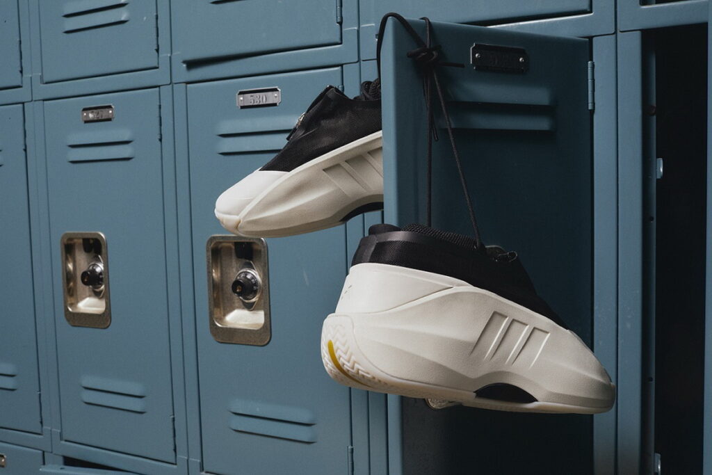 全新鞋款adidas Crazy IIInfinity，以黑白配色呈現簡約之美，更以拉鍊網布覆蓋鞋身，提升穿著上的舒適感。