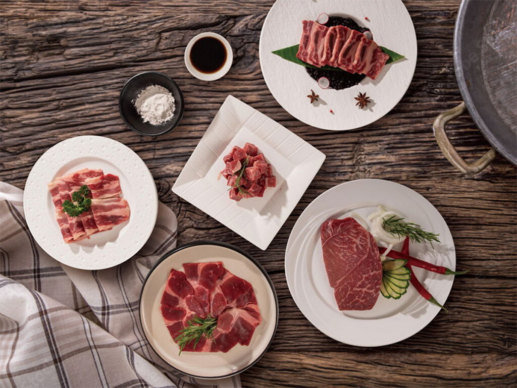萊爾富中秋預購專刊販售的胡同燒肉老饕限定燒烤組，NT 1,299元