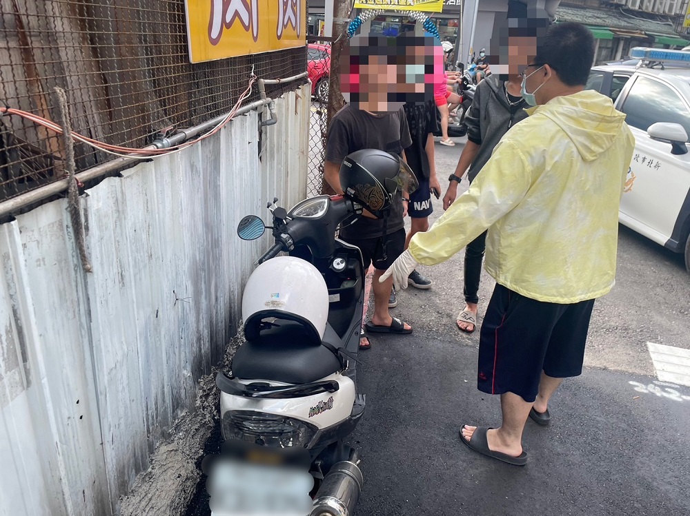 未拔鑰匙就騎走　三男分騎兩機車閒晃警逮人竟都是贓車 239
