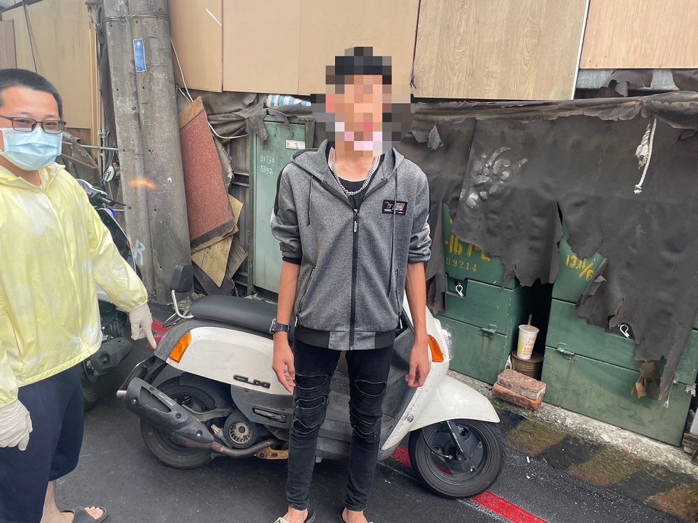 未拔鑰匙就騎走　三男分騎兩機車閒晃警逮人竟都是贓車 241