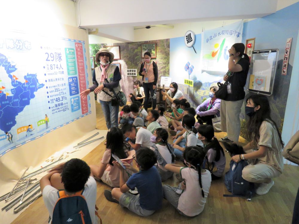 《圖說》濕地故事館「巡覓特展」介紹新北水環境巡守隊。〈環保局提供〉