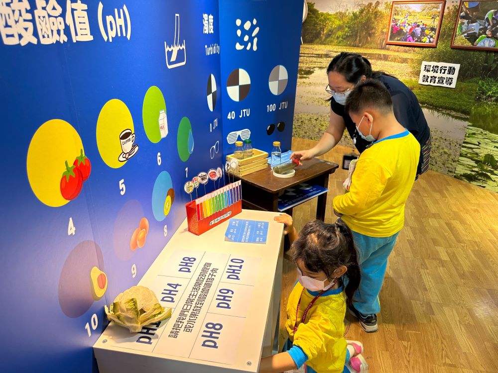 《圖說》濕地故事館「巡覓特展」設置許多互動小遊戲。〈環保局提供〉