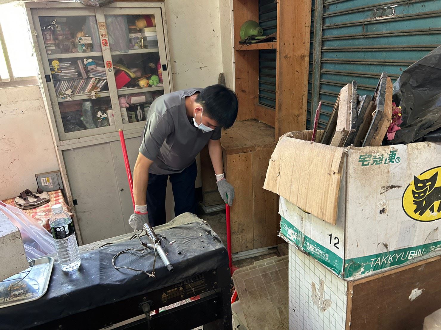 社工鍥而不捨助弱勢戶清囤積物 找出久違的家中走道