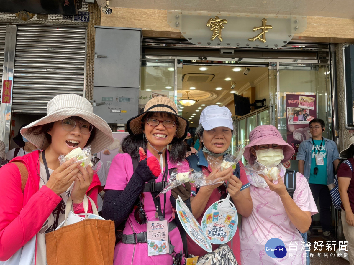 「寶才」糕餅店熱情招待走讀參與者。圖/彰化生活美學館提供