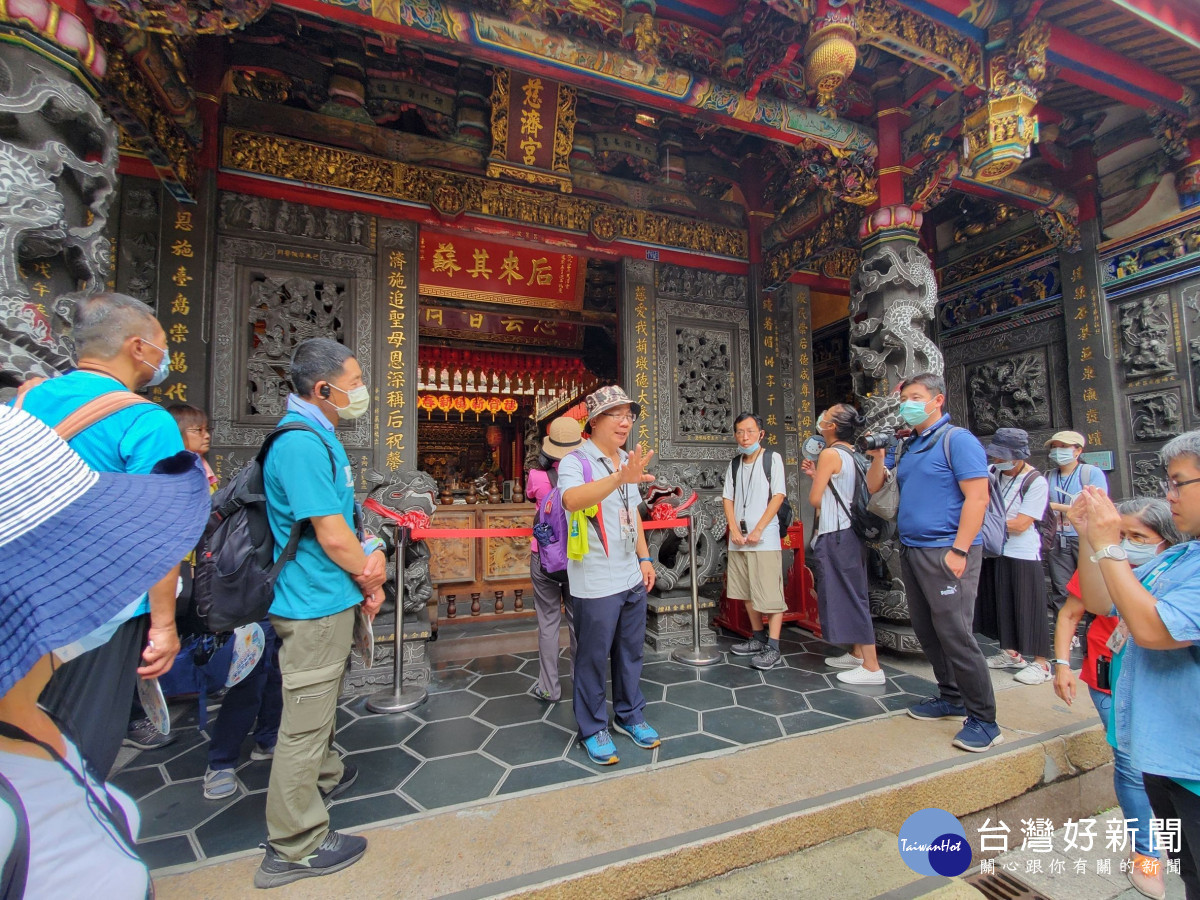 王陸森老師講解豐原慈濟宮與糕餅街的關係。圖/彰化生活美學館