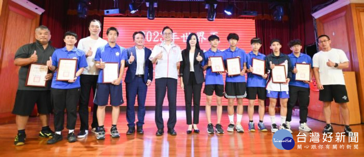 張市長與「2023世界青少年巧固球錦標賽」獲獎師生合照。