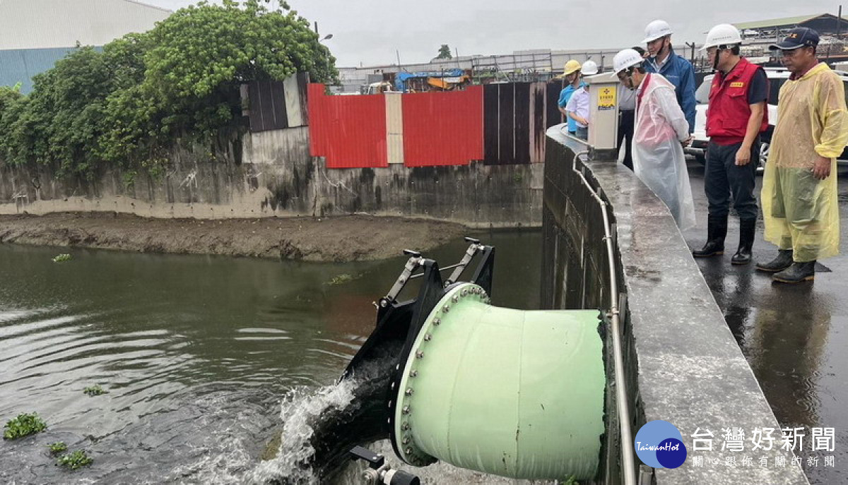 ▲林欽榮冒風雨至岡山延伸線第一階段工程及石螺潭抽水站視察。