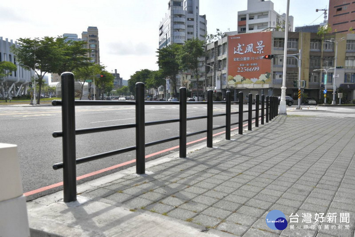 ▲為行人安全再升級，海邊路與新田路口人行道新設護欄。